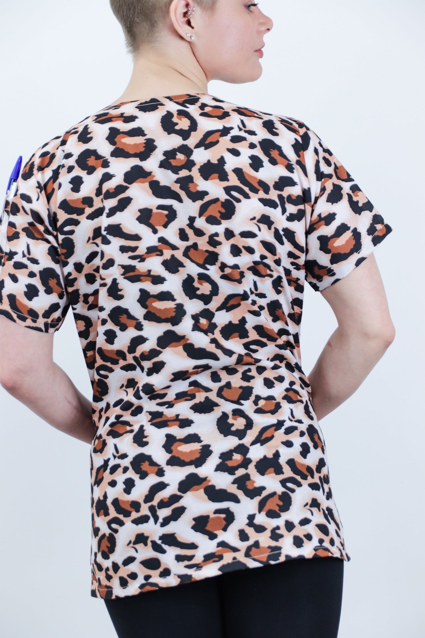 Leopard Printed Scrub Top Australia Nurses Patterened Cheap Scrub Top